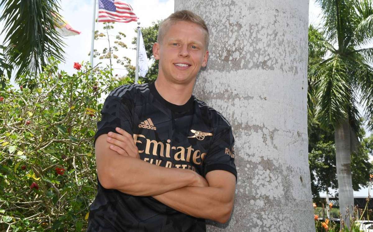 Zinchenko posando como nuevo fichaje del Arsenal FC
