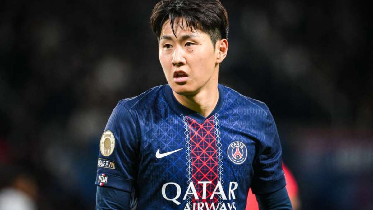 Kang-in Lee durante un partido con el PSG