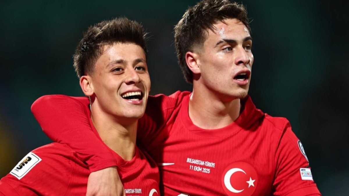 Kenan Yildiz y Arda Güler celebran un gol de Turquía