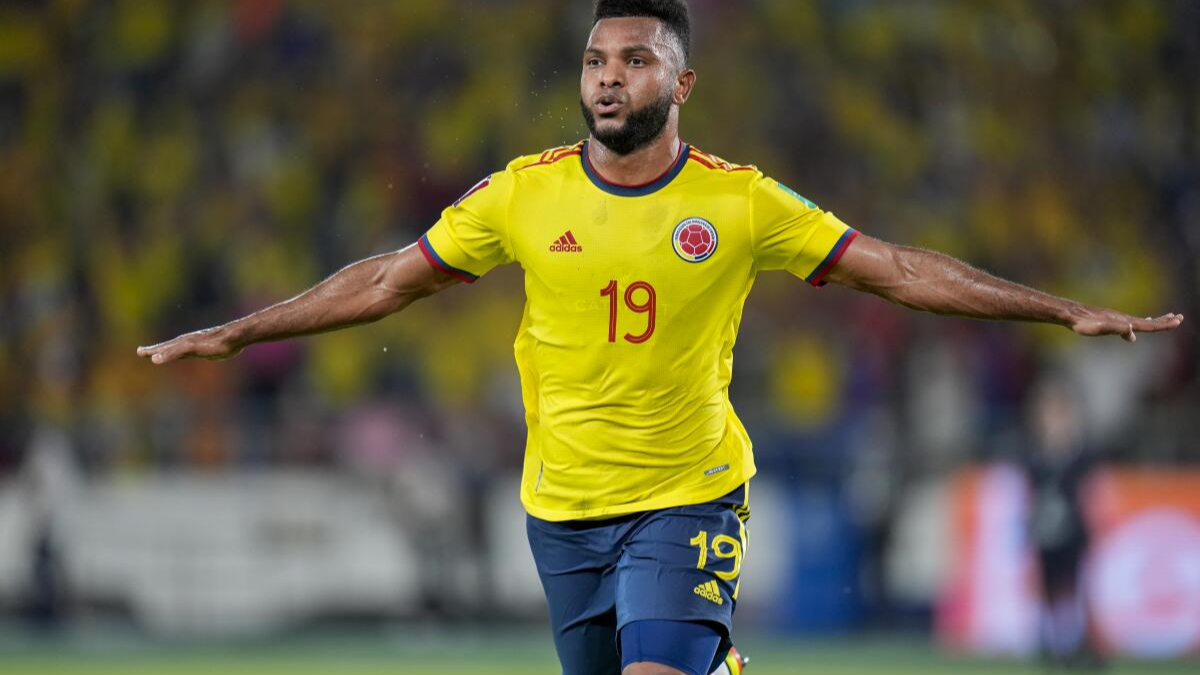 Miguel Borja celebra un gol con la selección de Colombia