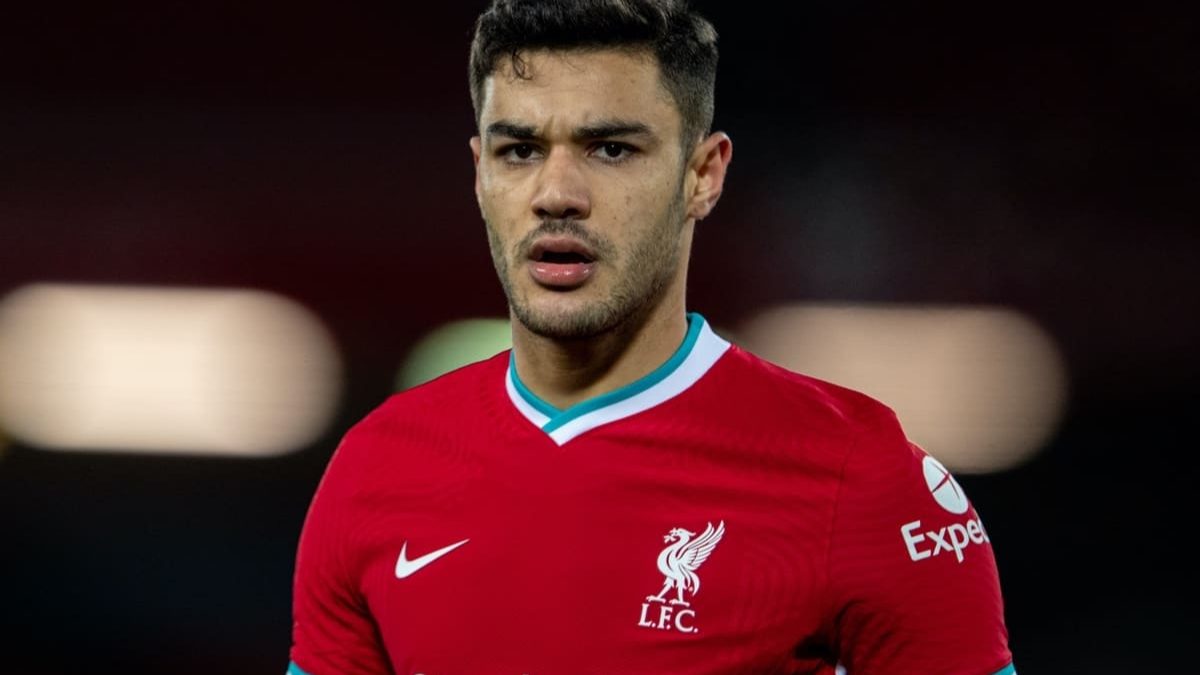 Ozan Kabak durante su etapa en el Liverpool
