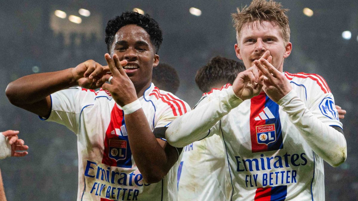 Pavel Sulc celebra, junto a Endrick, un gol del Olympique de Lyon
