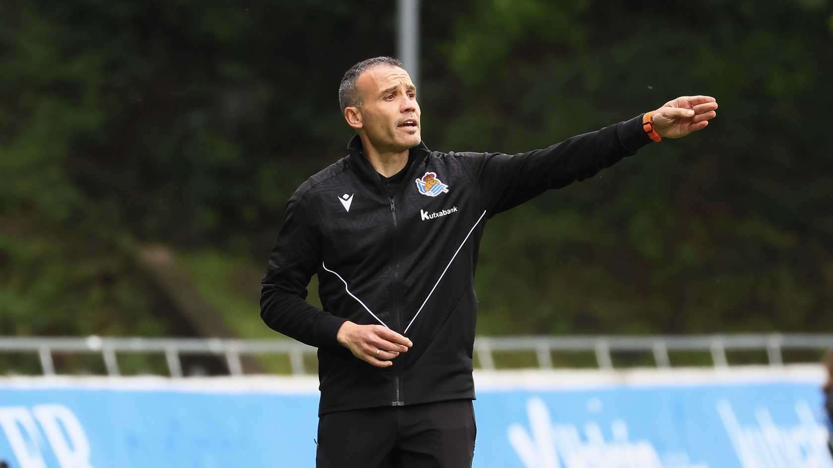 Sergio Francisco directing Real Sociedad's training