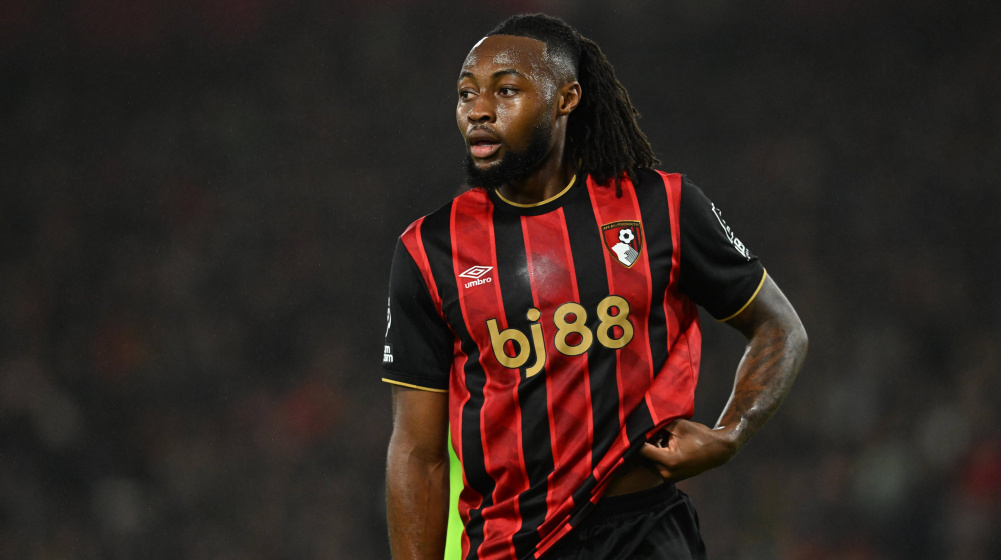 Semenyo jugando para el Bournemouth