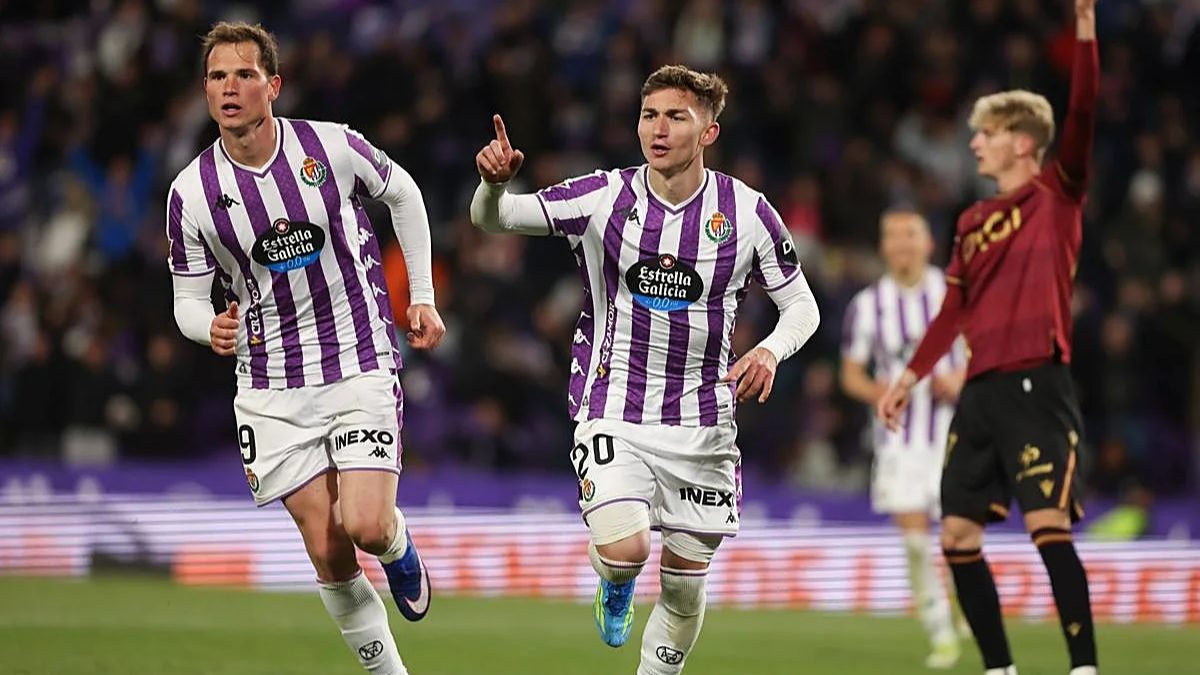 Chuki celebrates a goal scored with Real Valladolid against Cádiz