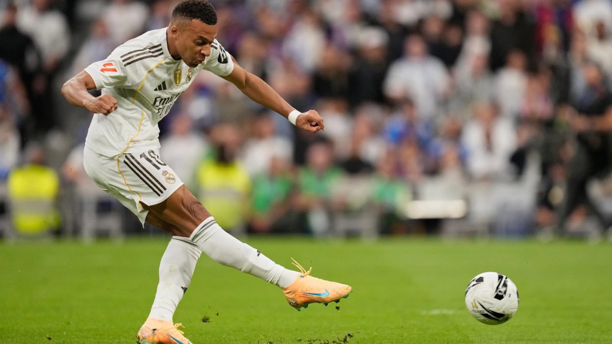 Kylian Mbappé durante un partido con el Real Madrid