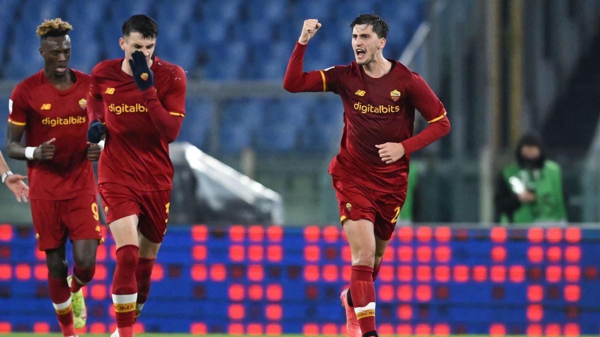 Marash Kumbulla celebra un gol anotado con la Roma