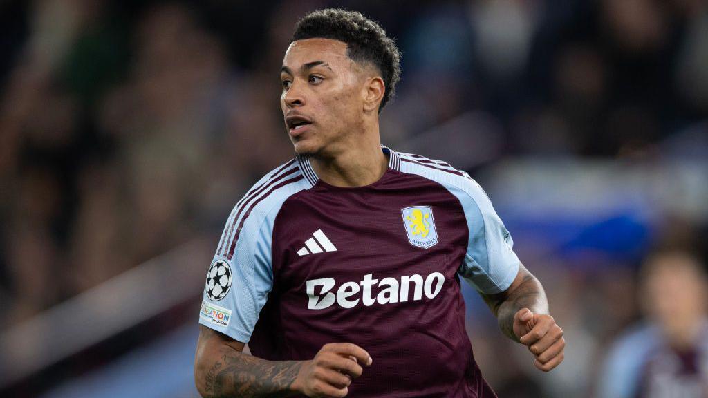 Morgan Rogers con la camiseta del Aston Villa