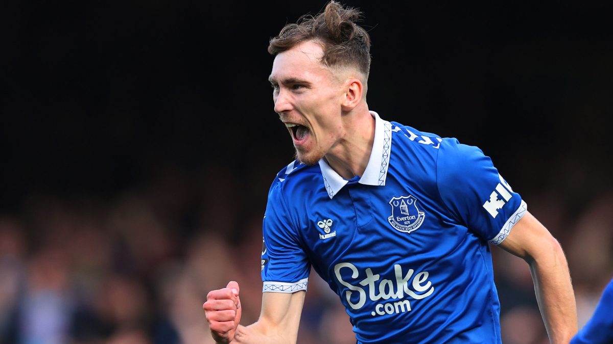 James Garner celebra un gol anotado con el Everton