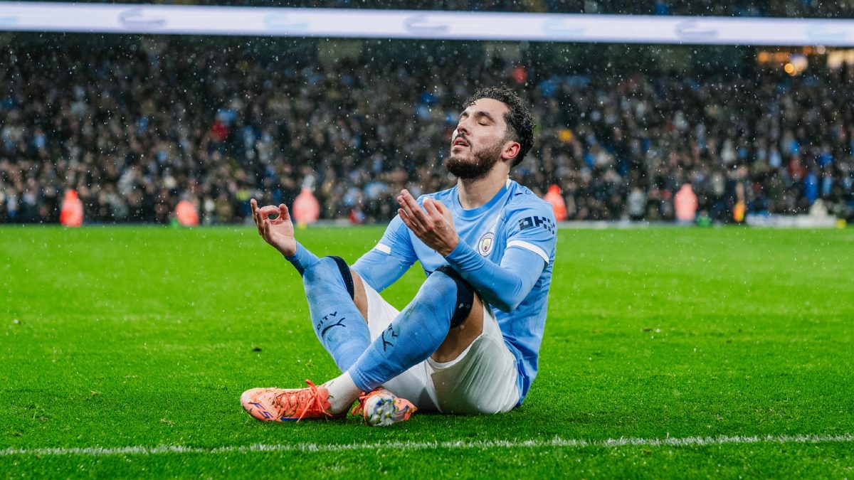 Rayan Cherki celebra un gol con el Manchester City