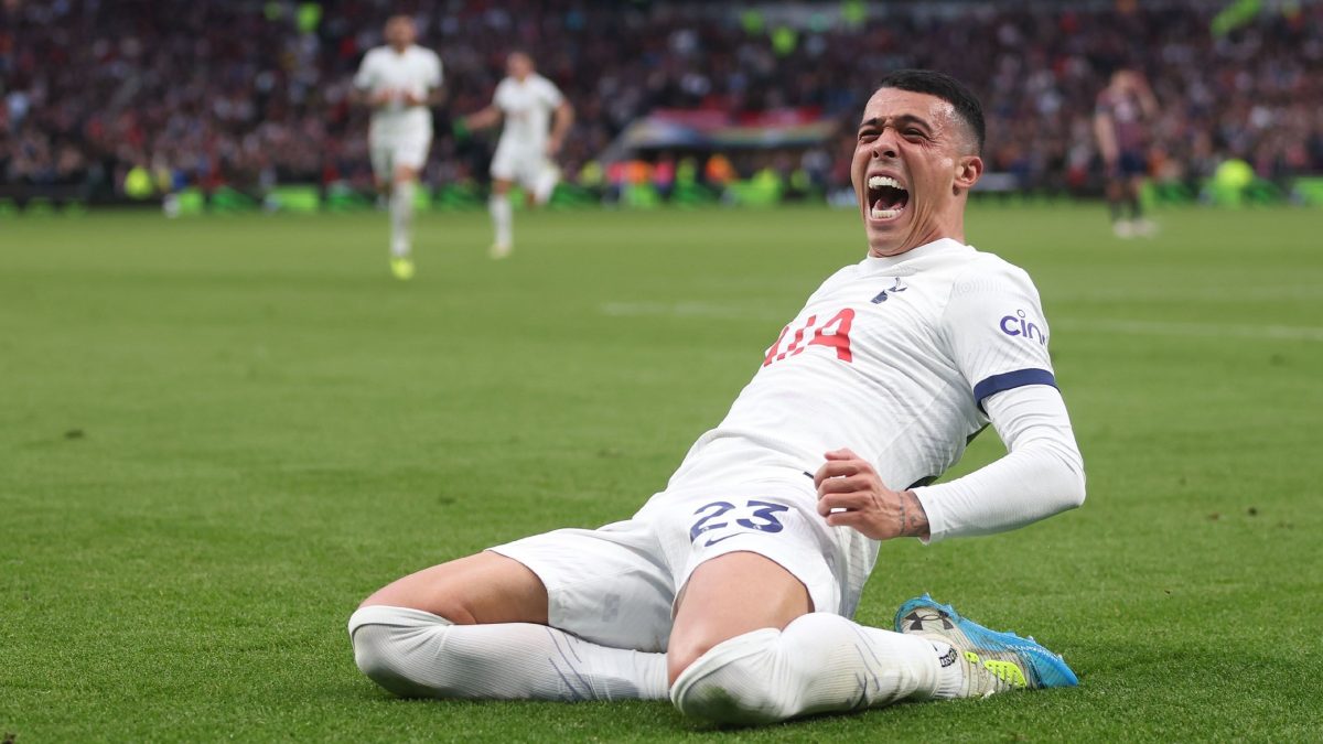 Pedro Porro celebra un gol anotado con el Tottenham
