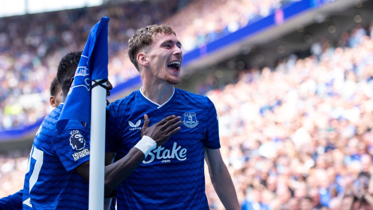 James Garner celebra un gol anotado con el Everton