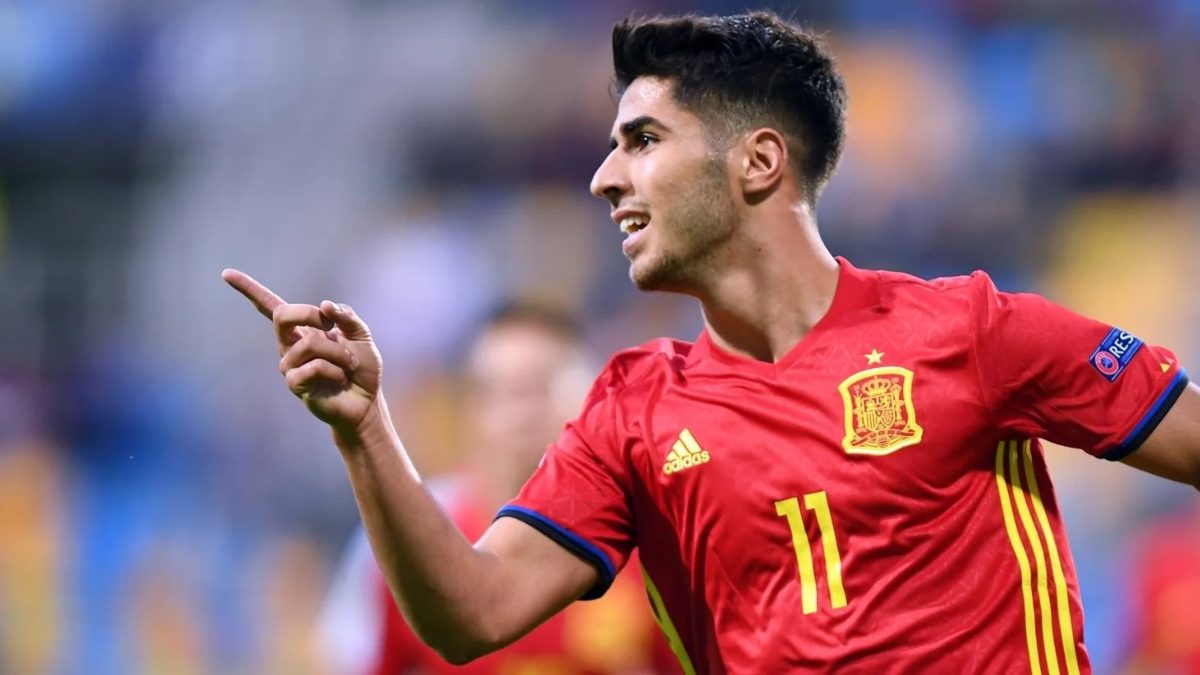 Marco Asensio celebra un gol anotado con la selección española