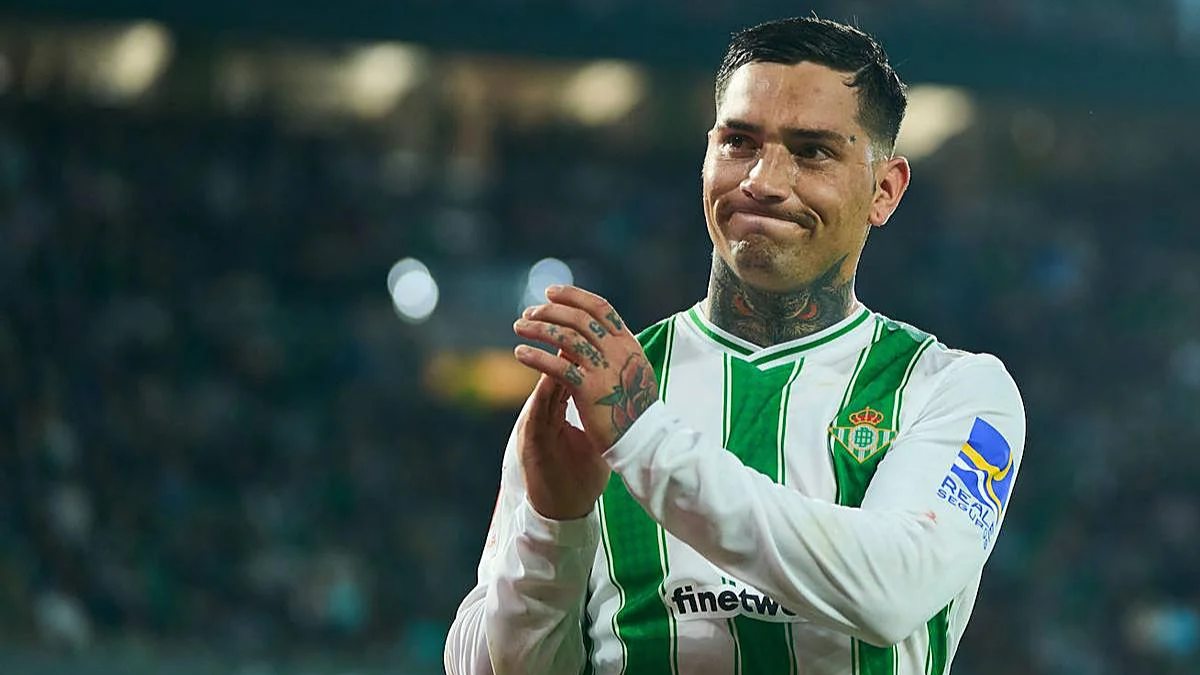 Chimy Ávila during a Real Betis match