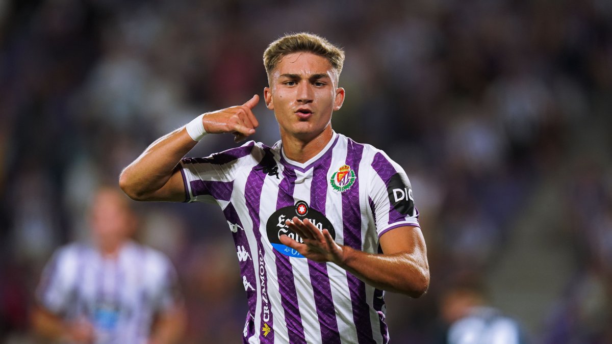 Chuki celebrates a goal scored with Real Valladolid