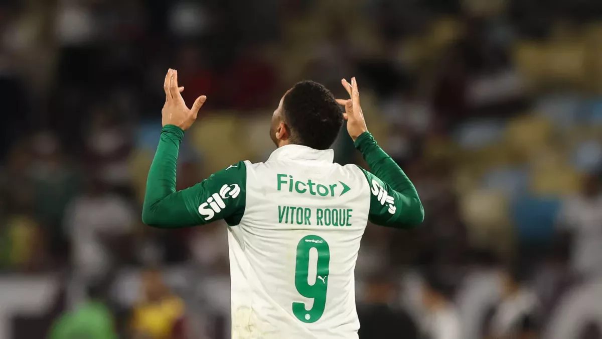 Vitor Roque celebra un gol anotado con Palmeiras