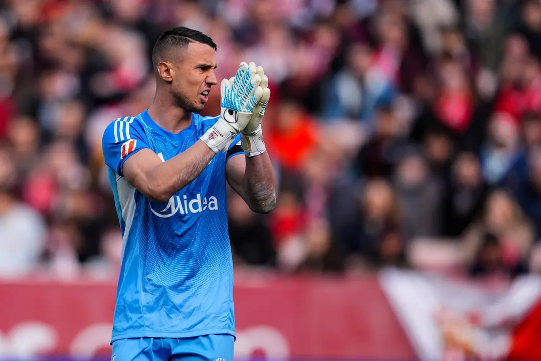 Vlachodimos se escapa del Sevilla