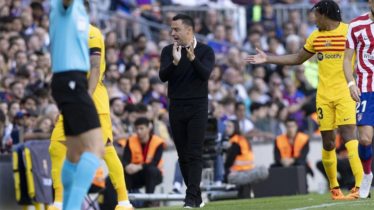 Xavi debe elegir lateral para el Barça. Foto: SPORT