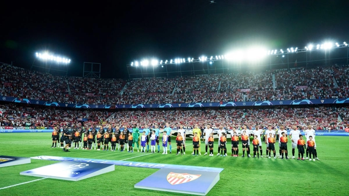 Sevilla players in a duel