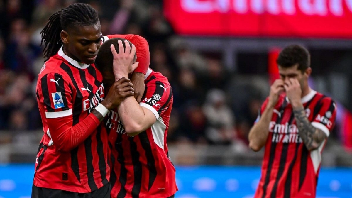 Los jugadores del Milan tras una derrota