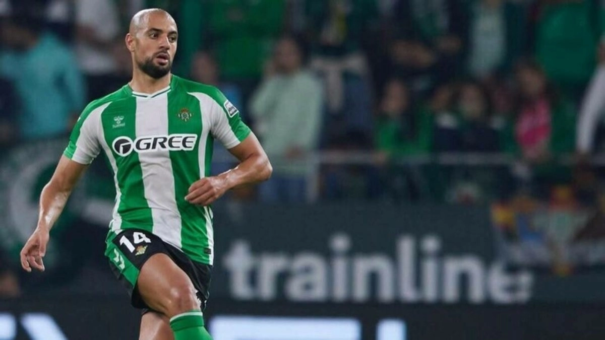 Sofyan Amrabat durante un partido con el Real Betis