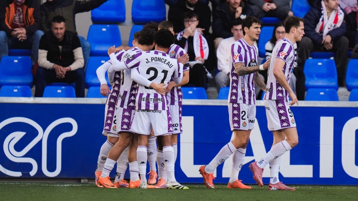 The players of Real Valladolid celebrate a goal.