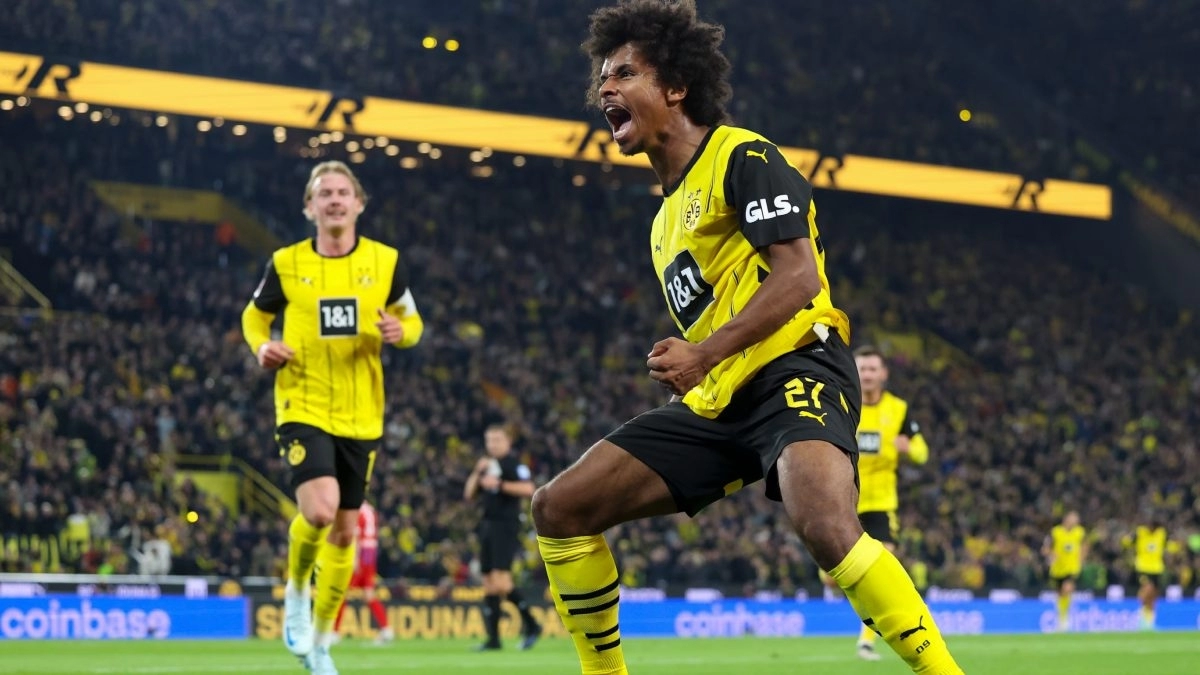 Karim Adeyemi celebra un gol anotado con el Borussia Dortmund