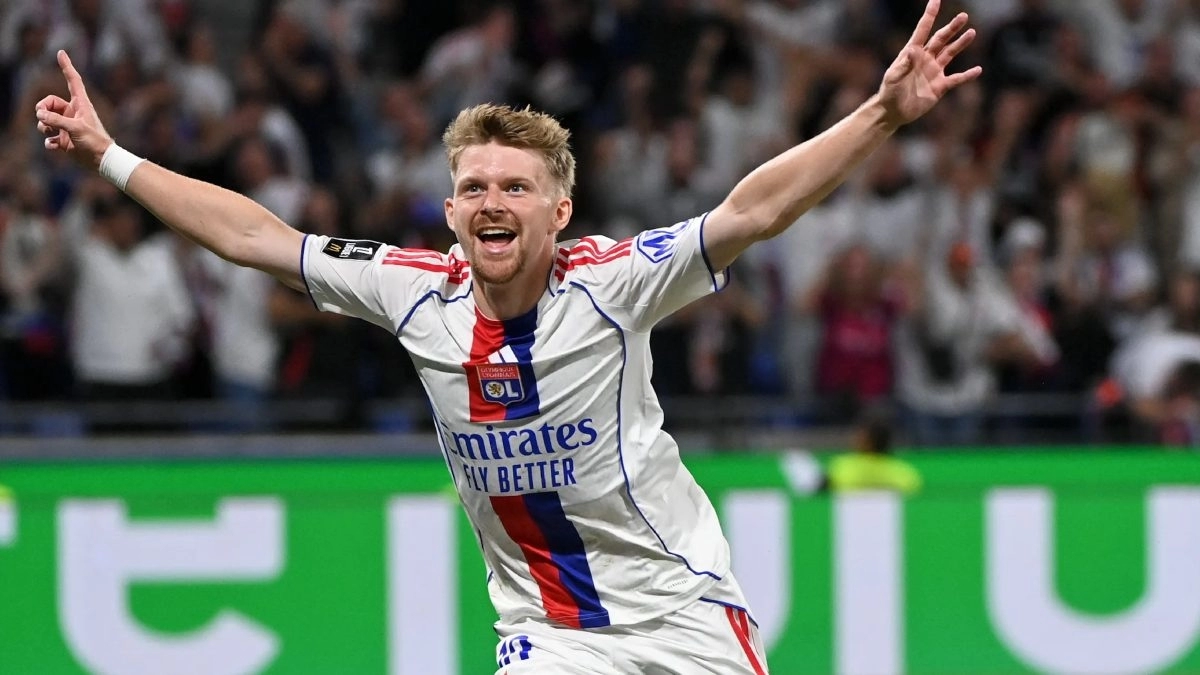 Pavel Sulc celebra un gol anotado con el Olympique de Lyon