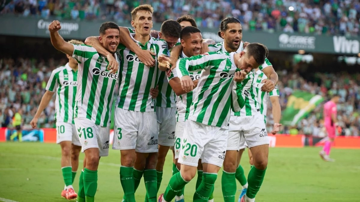 Los jugadores del Real Betis celebran un gol