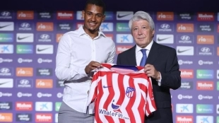 Samuel Lino posa con la elástica del Atlético de Madrid en su presentación. Foto: La Razón