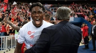 El Sevilla avanza por Axel Disasi. Foto: La Colina de Nervión