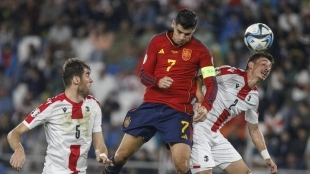 Morata cabeceando a portería en el España-Georgia, país en el que nació Mikautadze.