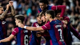 Los jugadores del FC Barcelona celebran un gol de Marc Guiu, jugador del Chelsea y objetivo del Sevilla