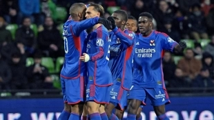 Los jugadores del Olympique de Lyon celebran un gol