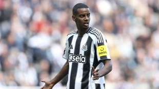 Isak jugando un partido en la Premier League