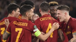 Los jugadores de la Roma celebran un gol
