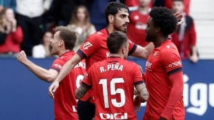 Enzo Boyomo celebra un gol de Osasuna con sus compañeros
