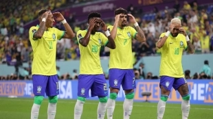 Los jugadores de Brasil celebran un gol