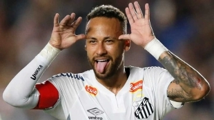 Neymar celebra un gol anotado con el Santos