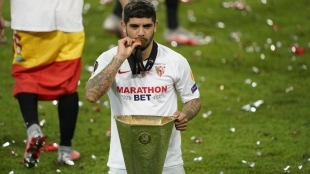 Ever Banega posa con el título de la Europa League conseguido con el Sevilla