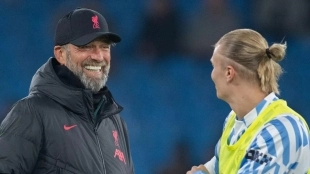 Jürgen Klopp y Erling Haaland antes de un Manchester City - Liverpool