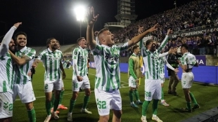 Los jugadores del Real Betis celebran una victoria en la Conference League