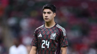 Obed Vargas durante un partido disputado con la selección de México