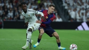 Marc Casadó y Eduardo Camavinga durante un Real Madrid - FC Barcelona