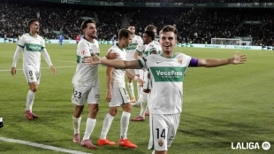 Los jugadores del Elche celebran un gol de Aleix Febas
