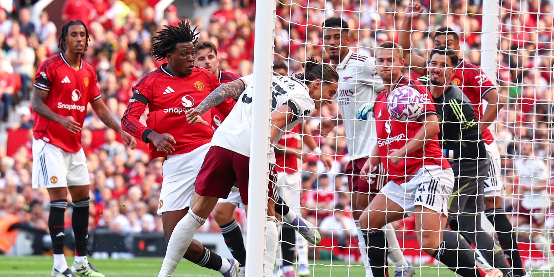 Manchester United goes for a goalkeeper after Bayindir's error