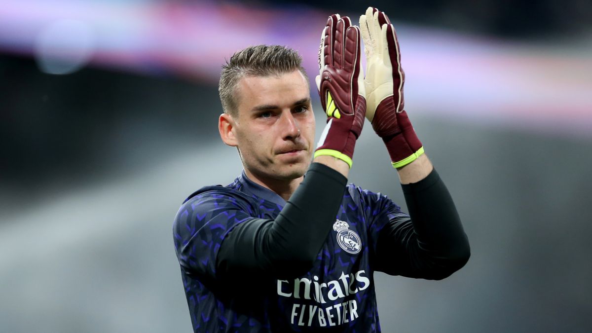 Andriy Lunin applauding fans during a Real Madrid match