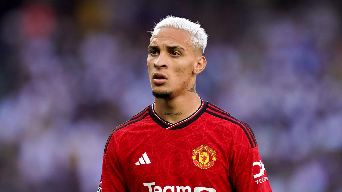 Antony during a match wearing the Manchester United jersey