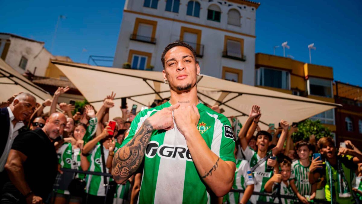 Antony, during his official presentation with Real Betis