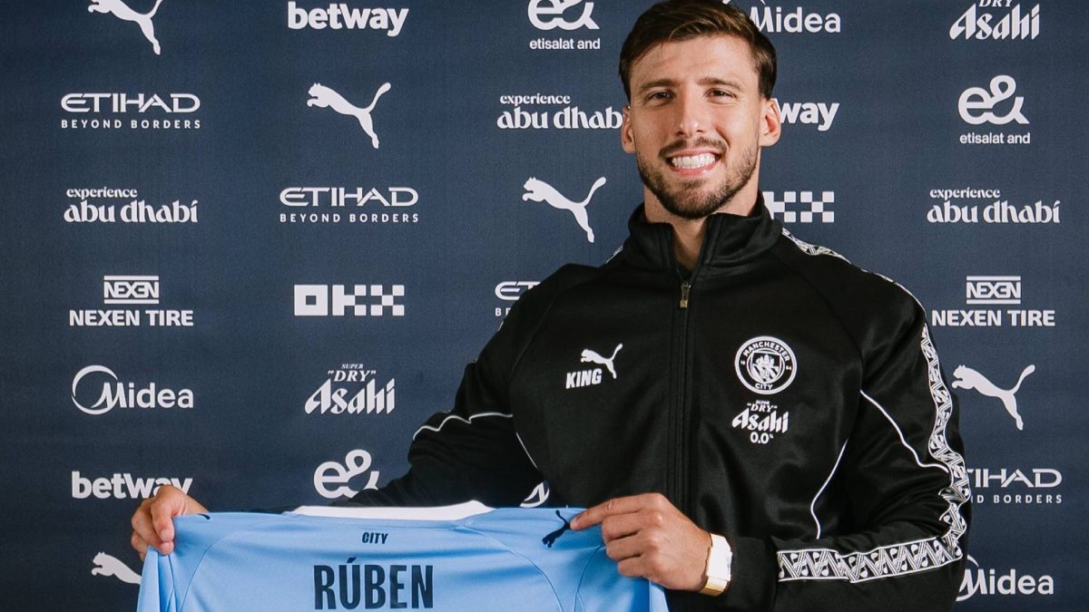 Rúben Dias posa durante su renovación con el Manchester City